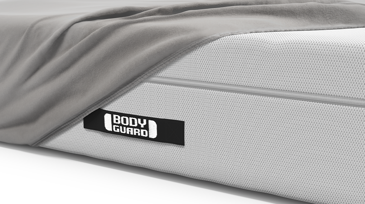 The BODYGUARD fitted sheet extra high with a height of 50 cm lies on the high box spring mattress