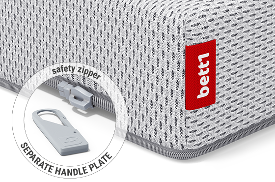A corner of the Superbreeze Kids Mattress. Zoom on the zipper. Text: safety zipper, seperate handle plate