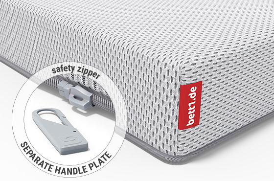 A corner of the Superbreeze Kids Mattress. Zoom on the zipper. Text: safety zipper, seperate handle plate