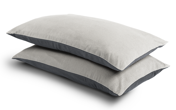 Two BODYGUARD Visco pillows (80x40 cm) in flannel bedding are stacked on top of each other.