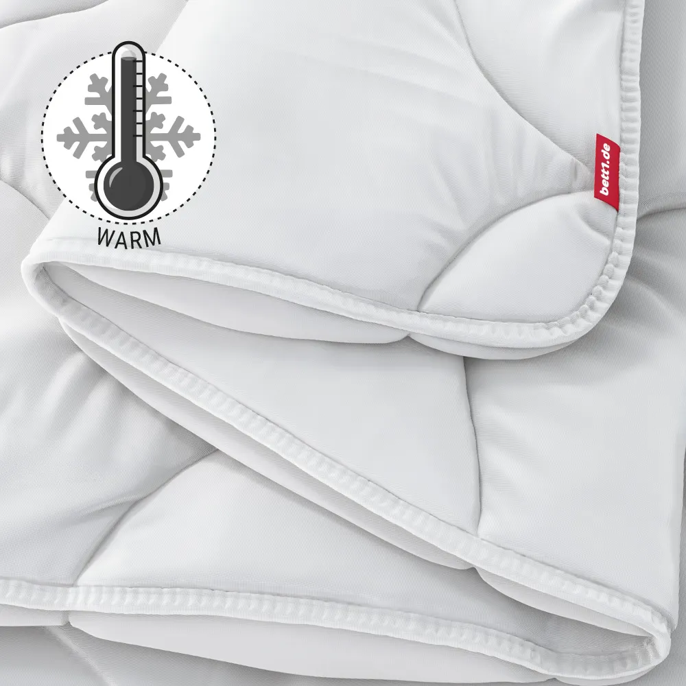 Die zusammengefaltete BODYGUARD Winterdecke warm. Illustration eines Thermometers, das eine hohe Temperatur zeigt. Text: warm