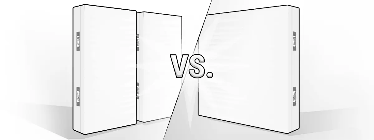 Illustration: links zwei aufgestellte Einzelmatratzen 100x200 cm und rechts eine Matratze 200x200 cm, dazwischen Text: vs.