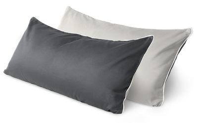 Two BODYGUARD Visco pillows covered with BODYGUARD satin bedding are placed one behind the other. The front pillow (80x40 cm) shows the light-colored side of the cover, the rear pillow shows the dark side.