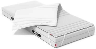 BODYGUARD Anti-Kartell-Matratze mit halb umgeklappten BODYGUARD Topper, sodass die Oberseite mit HyBreeze Funktionsbezug und die Unterseite aus BaumwollSleep zu sehen sind.