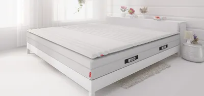 Foto: Auf einem King-Size-Bett liegt ein großer Topper 200x200 cm.