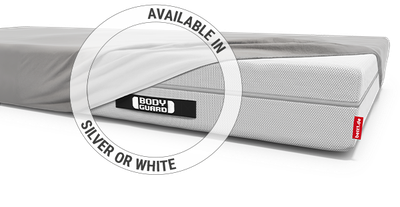 The BODYGUARD mattress, half-covered with the BODYGUARD jersey fitted sheet. Text: available in silver and white.