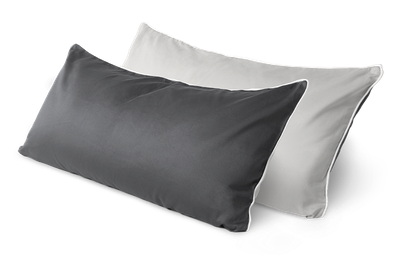 Zwei schmale Kissen 80x40cm, bezogen mit der Satin-Bettwäsche. Bei dem vorderen ist die dunkle, anthrazitfarbene Seite sichtbar, bei dem hinteren die helle, silberne.