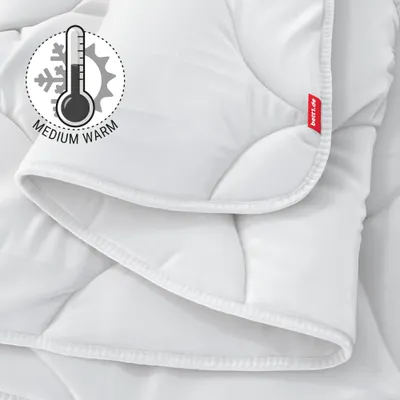 The folded BODYGUARD All-Season Duvet medium-warm. Illustration of a thermometer showing a medium temperature. Text: medium-warm