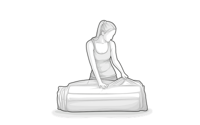 Illustration: Eine Person öffnet die Folie einer zusammengerollten Matratze
