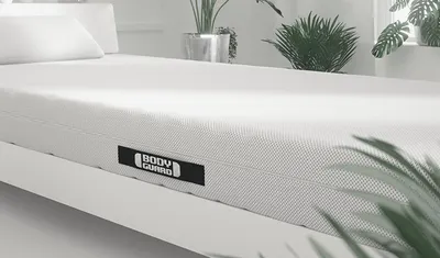 Die BODYUARD Anti-Kartell-Matratze liegt in einem Bett.