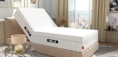 Die HULK Matratze in einem Bettgestell im Schlafzimmer.