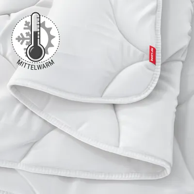 Die zusammengefaltete BODYGUARD Ganzjahresdecke mittelwarm. Illustration eines Thermometers, das eine mittlere Temperatur zeigt. Text: mittelwarm