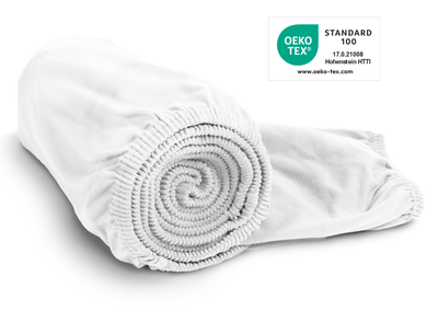 Das BODYGUARD® Jersey-Spannbettlaken in Weiß zusammengerollt. Das Oeko-Tex® Standard 100 Siegel	