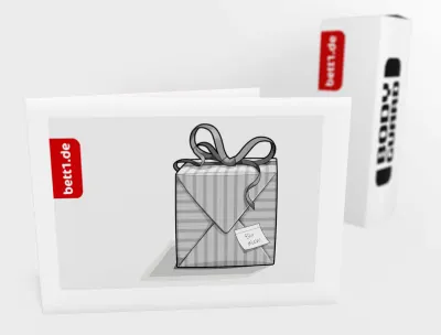 Der bett1.de Geschenkgutschein mit Motiv „Paket“: darauf ein in gestreiftes Papier verpacktes Geschenk mit Schleife und einem Zettel, auf dem steht: für dich!
