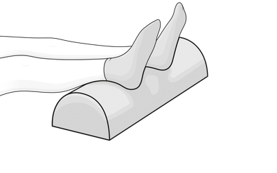 Illustration: Beine hochgelegt auf dem Knie- und Nackenrolle.	