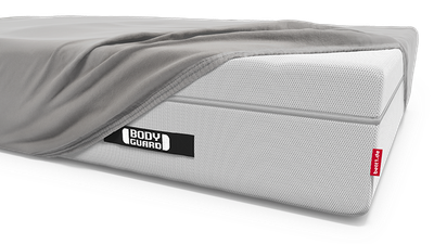 Die BODYGUARD Boxspring Matratze ist bis auf eine Ecke bezogen mit dem BODYGUARD Spannbettlaken extra hoch.