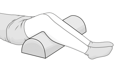 Illustration der Nutzung als Knierolle: Ein Paar Beine liegt auf der Halbrolle, sodass die Knie angehoben sind.	