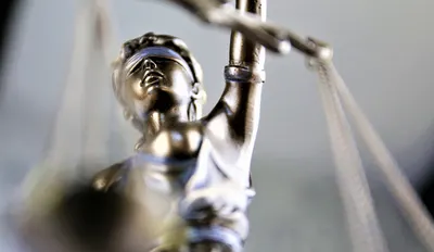 Ausschnitt einer glänzenden Statue der römischen Göttin Justitia.