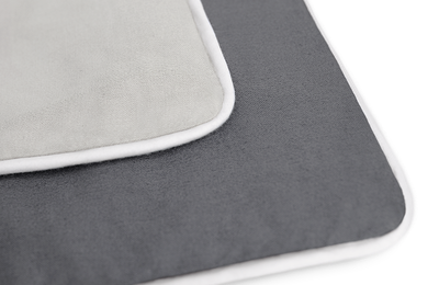 The SOFT BREEZE® Satin Bed Linen: one corner of the light silver side lies on the dark anthracite-coloured side.