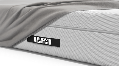 The BODYGUARD fitted sheet extra high with a height of 50 cm lies on the high box spring mattress