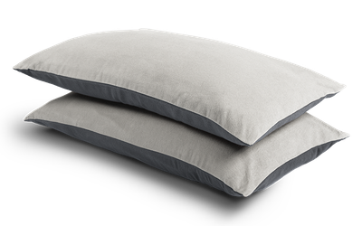 Two BODYGUARD Visco pillows (80x40 cm) in flannel bedding are stacked on top of each other.