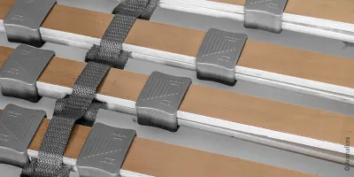 Zoom on the center belt and the adjustment sliders of a slatted frame.